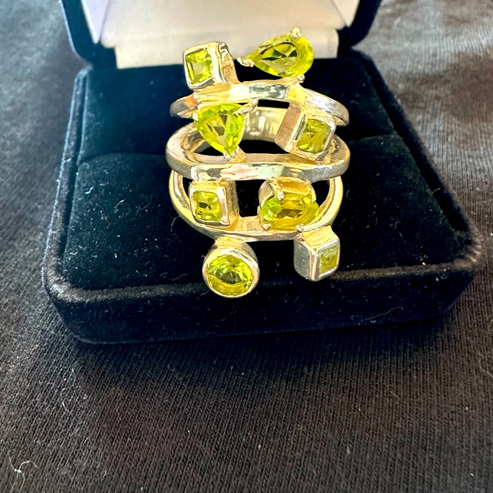 💚💚SEND AN OFFER!!💚💚 Sterling silver ring with green stones.